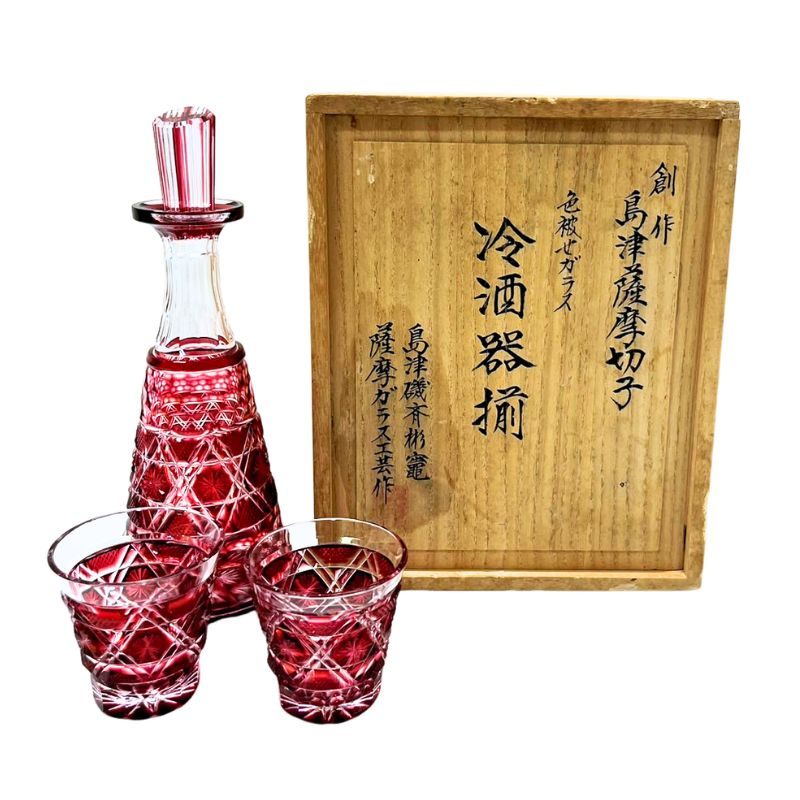 島津磯斉彬竈 薩摩ガラス工芸作 色被せガラス 冷酒器揃 赤 薩摩切子 徳利 グラス2客 栓 木箱付属 【未..