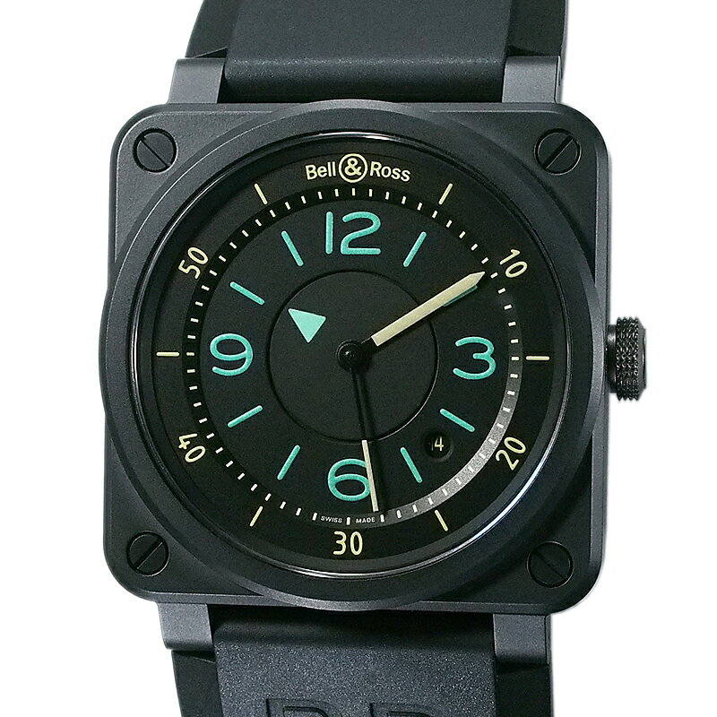 詳細：ベル＆ロス BELL＆ROSS バイコンパス BR03-92CBL 自動巻 999本限定 箱・保証書付ブランド：BELL＆ROSS(ベル＆ロス)型番：BR03-92CBL製造年：不明素材：CEフェイス カラー：ブラックケース サイズ：約 縦4.2cm×横4.2cm(リューズ含まず)ケース厚：1.0cm腕回り：最小 約14.4cm 最大 約19.2cm(純正バンド・純正尾錠)バンド カラー：ブラック(ラバー)バンド 最大幅：3.2cm重量：133g(バンド込み)駆動：自動巻き付属品：内箱(スレ)、外箱(スレ、小傷、少汚れ)、工具、替えベルト(ナイロン)、ワッペン、取扱説明書、保証カード※付属品は写真に写っているものが全てとなります。備考：航空計器を彷彿とさせる精緻なデザインと機械式時計の技術が融合したベル＆ロスならではの一本です。世界999本限定生産の本モデルは、コレクターズピースとしても価値の高い一本。立体感のあるダイヤルと大胆なインデックスデザインにより、視認性を確保しつつ、ブランドらしいミリタリーテイストとモダンな上品さを兼ね備えています。大きな傷は見られず、全体的に状態の良いお品となっております。6ヶ月保証付。※保証の対象はムーブメントの自然故障のみとなります。※防水性能に関しましては年々劣化いたしますので、時計に水が入ったという内容の修理に関しましては、ダイバーズウォッチであっても保証対象外となる場合もあります。 ■ 状態： 中古品A