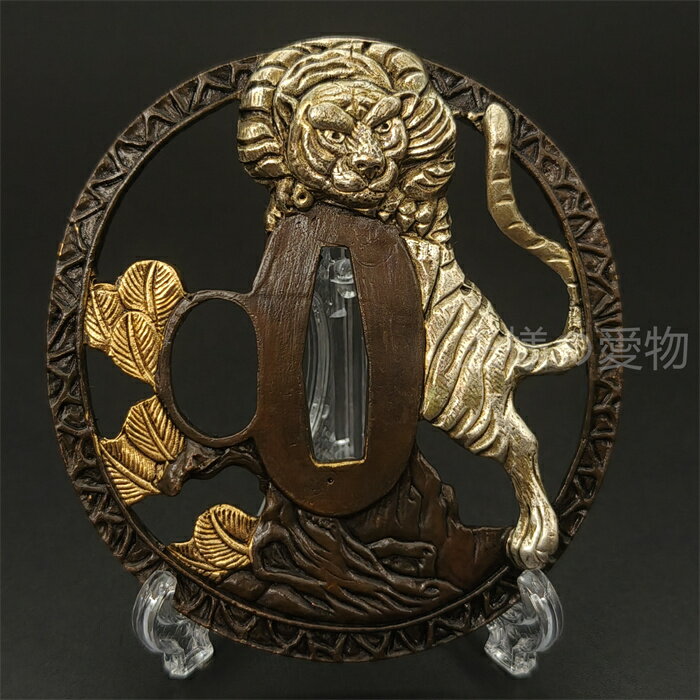 日本刀装具　猛虎の図　銀虎　刀鍔　銅地　細工　絵金銀　鍔　刀の鍔　ツバ　 鐔　刀鐔　刀剣美術　武道具