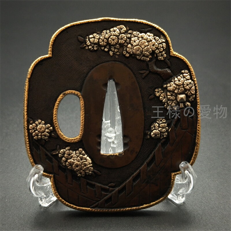 日本刀装具　刀鍔　庭に桜樹の図　銅地　金工　細工　鍔　つば　居合用　刀剣美術