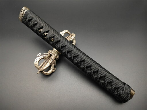 日本刀装具 大刀柄 新品 長約30CM 龍縁頭 龍目貫 黒本鮫皮 木柄 黒色綿巻 目釘付き 居合道具 刀剣美術 日本刀装具 大刀柄 新品 長約30CM 龍縁頭 龍目貫 黒本鮫皮 木柄 黒色綿巻 目釘付き 居合道具 刀剣美術