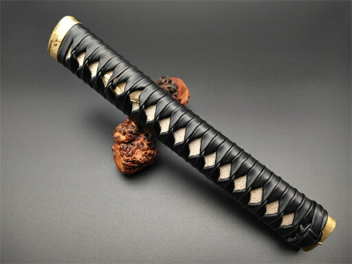 日本刀装具 大刀柄 新品 長約26CM 銅製縁頭 銅製目貫 本鮫皮 木柄 黒色革巻 目釘付き 居合道具 刀剣美術 日本刀装具 大刀柄 新品 長約26CM 銅製縁頭 銅製目貫 本鮫皮 木柄 黒色革巻 目釘付き 居合道具 刀剣美術