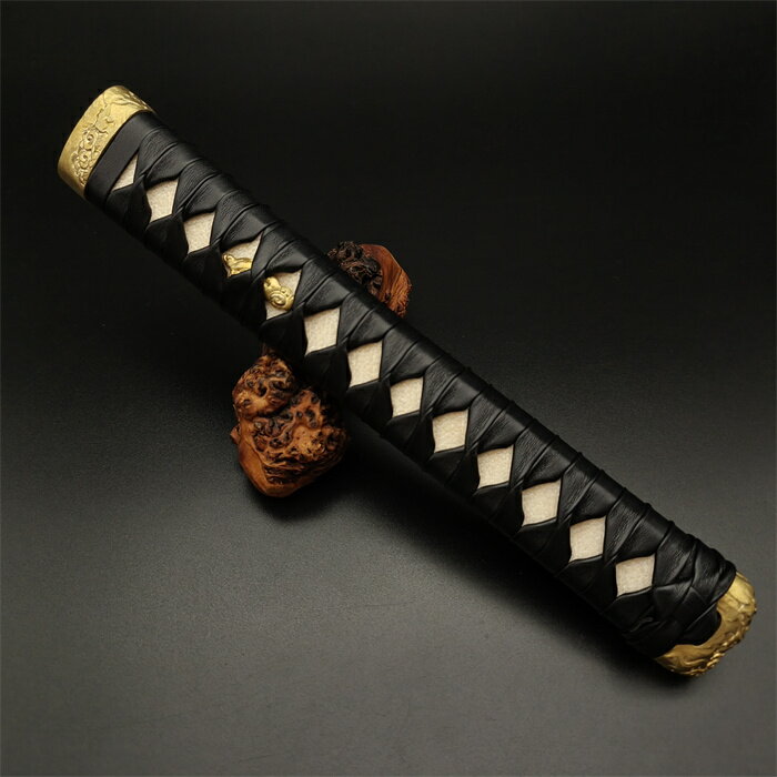 日本刀装具 大刀柄 新品 長約26CM 銅装具 雲縁頭 雲目貫 本鮫皮 木柄 黒革巻 目釘付き 居合道具 刀剣美術