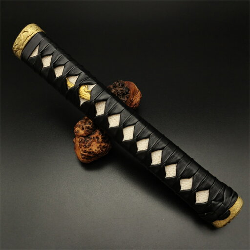 日本刀装具 大刀柄 新品 長約26CM 銅装具 鶴縁頭 鶴目貫 本鮫皮 木柄 黒革巻 目釘付き 居合道具 刀剣美術 日本刀装具 大刀柄 新品 長約26CM 銅装具 鶴縁頭 鶴目貫 本鮫皮 木柄 黒革巻 目釘付き 居合道具 刀剣美術