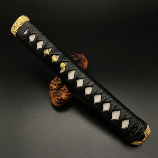 日本刀装具 大刀柄 新品 長約26CM 銅装具 葉縁頭 葉目貫 本鮫皮 木柄 黒革巻 目釘付き 居合道具 刀剣美術 日本刀装具 大刀柄 新品 長約26CM 銅装具 葉縁頭 葉目貫 本鮫皮 木柄 黒革巻 目釘付き 居合道具 刀剣美術