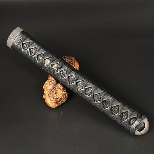 日本刀装具 大刀柄 新品 長約26CM 梵字縁頭 獅子目貫 黒本鮫皮 木柄 黒色革巻 目釘付き 居合道具 刀剣美術 日本刀装具 大刀柄 新品 長約26CM 梵字縁頭 獅子目貫 黒本鮫皮 木柄 黒色革巻 目釘付き 居合道具 刀剣美術