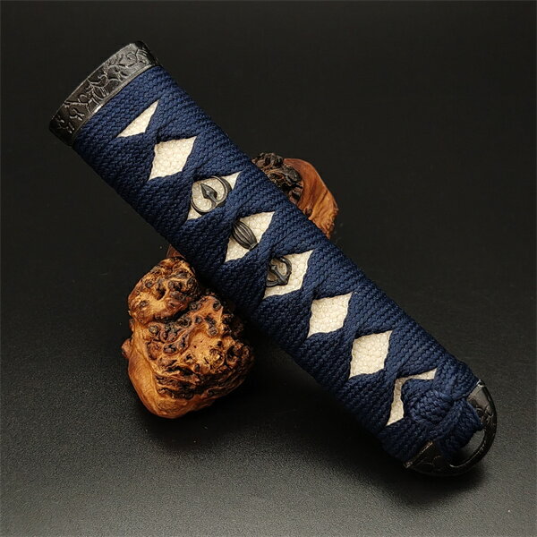 日本刀装具　短刀柄　唐草縁頭　法具目貫　目釘付き　短刀用　新品　長約15CM　本鮫皮　木柄　紺色綿柄