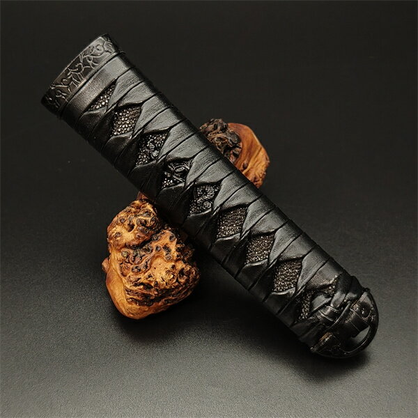 日本刀装具　短刀柄　唐草縁頭　龍目貫　目釘付き　短刀用　新品　長約15CM　本鮫皮　木柄　黒色合成革柄