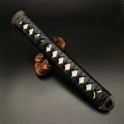 日本刀装具 大刀柄 新品 長約26CM 五三の桐縁頭 竹目貫 白本鮫皮 木柄 黒色革巻 目釘付き 居合道具 刀剣美術 日本刀装具 大刀柄 新品 長約26CM 五三の桐縁頭 竹目貫 白本鮫皮 木柄 黒色革巻 目釘付き 居合道具 刀剣美術
