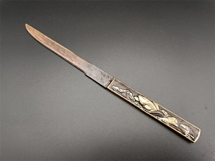 日本刀装具　小柄　鯉の図　銅地　絵金銀　刀剣美術　刀装具