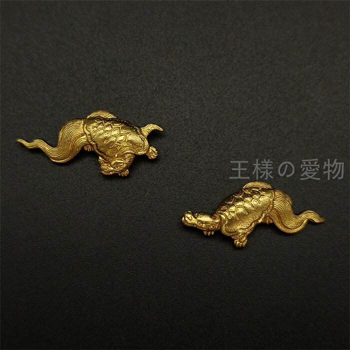 日本刀装具　目貫　亀の図　金色　銅製　金工品　細工　職人作　刀剣美術　置物