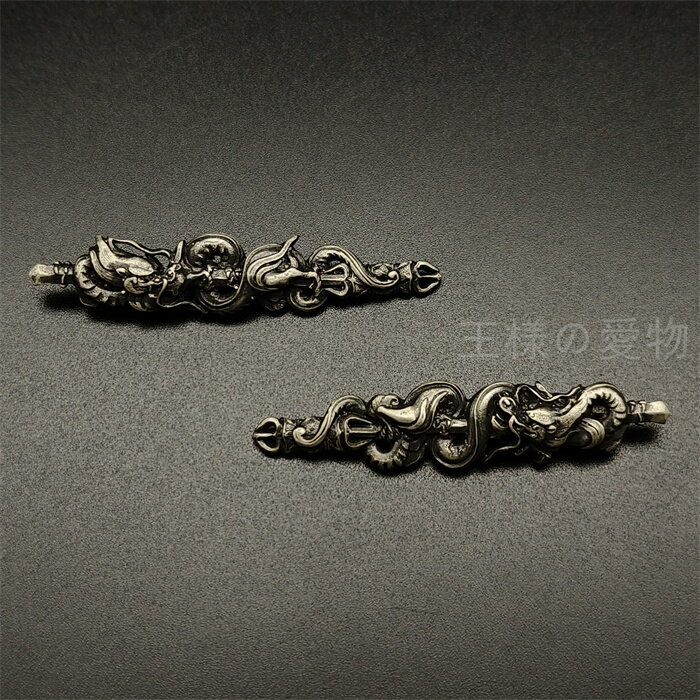 日本刀装具　目貫　不動明王の剣　銀色　銅製　金工品　細工　職人作　日刀剣美術　置物