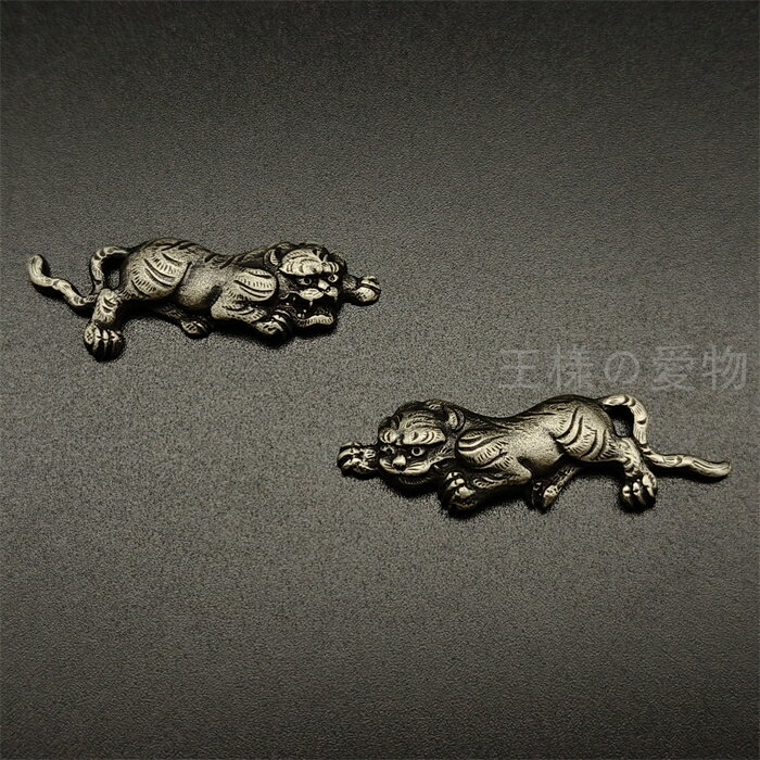 日本刀装具　目貫　猛虎の図　銀色　銅製　金工品　細工　職人作　刀剣美術　置物