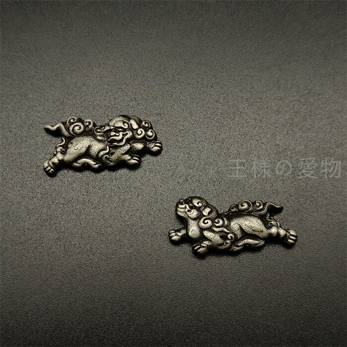 日本刀装具　目貫　唐獅子の図　銀色　銅製　金工品　細工　職人作　刀剣美術　置物