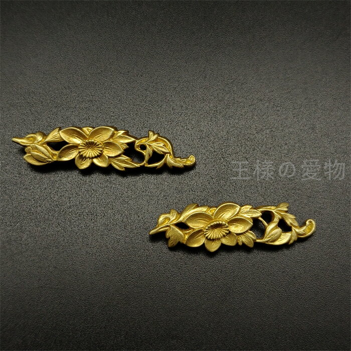 日本刀装具　目貫　花の図　金色　銅製　金工品　細工　職人作　刀剣美術　置物