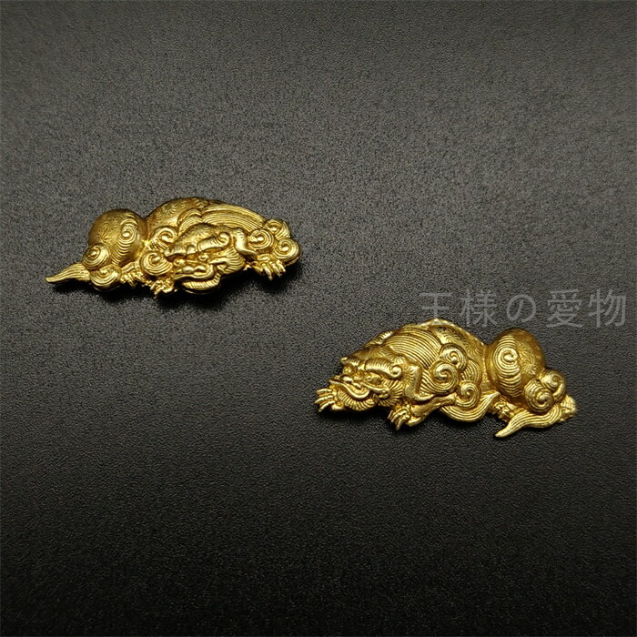 日本刀装具　目貫　獅子の図　金色　銅製　金工品　細工　職人作　刀剣美術　置物