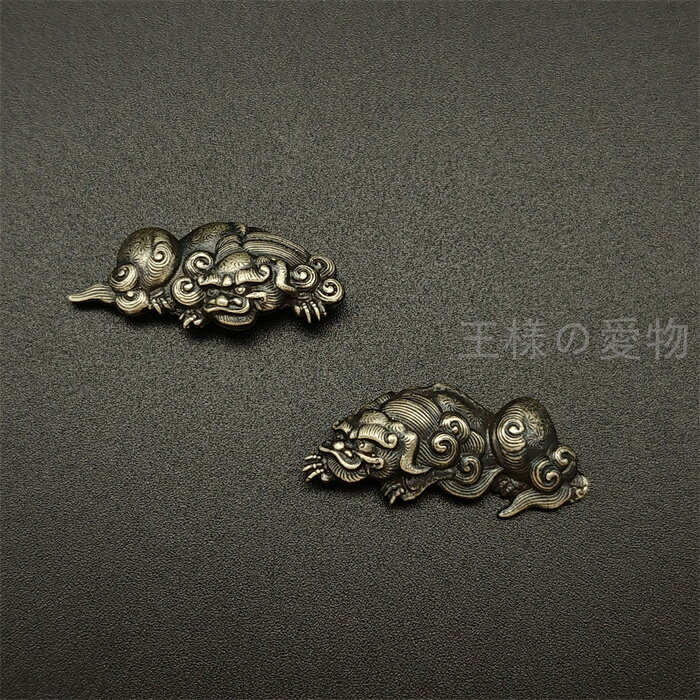 日本刀装具　目貫　獅子の図　銀色　銅製　金工品　細工　職人作　刀剣美術　置物