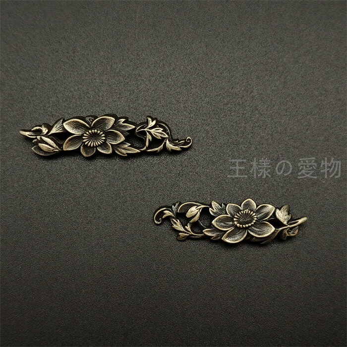 日本刀装具　目貫　花の図　銀色　銅製　金工品　細工　職人作　刀剣美術　置物