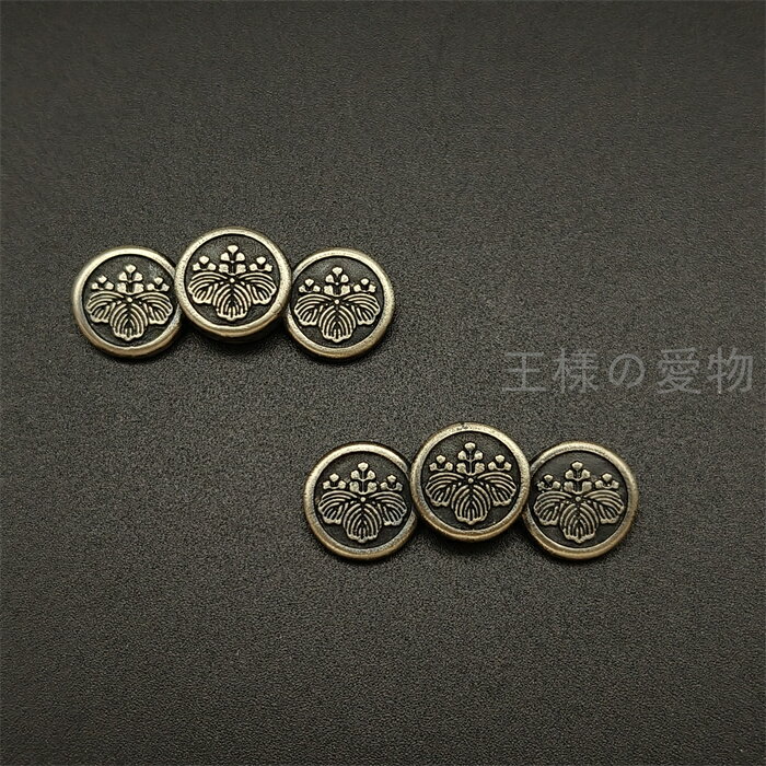 日本刀装具　目貫　五三の桐の図　銀色　銅製　金工品　細工　職人作　刀剣美術　置物