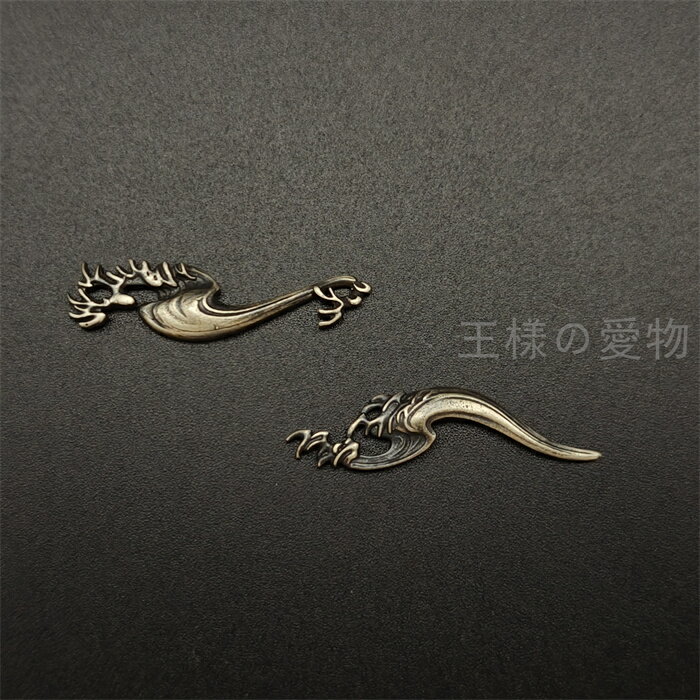 日本刀装具　目貫　波の図　銀色　銅製　金工品　細工　職人作　刀剣美術　置物