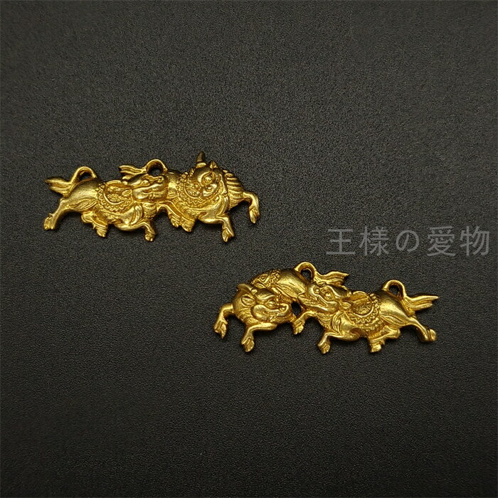 日本刀装具　目貫　麒麟の図　金色　銅製　金工品　細工　職人作　刀剣美術　置物