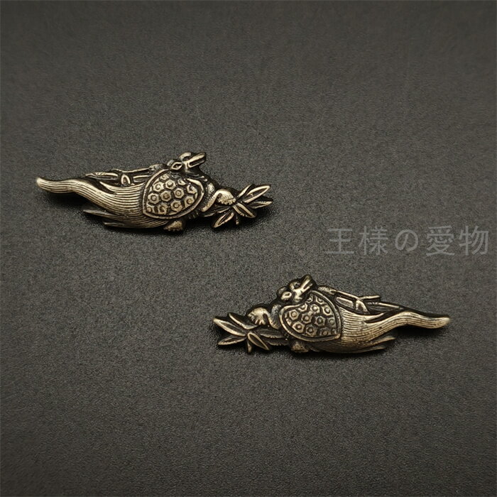 日本刀装具　目貫　玄武の図　銀色　銅製　金工品　細工　職人作　刀剣美術　置物