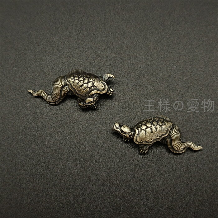 日本刀装具　目貫　亀の図　銀色　銅製　金工品　細工　職人作　刀剣美術　置物