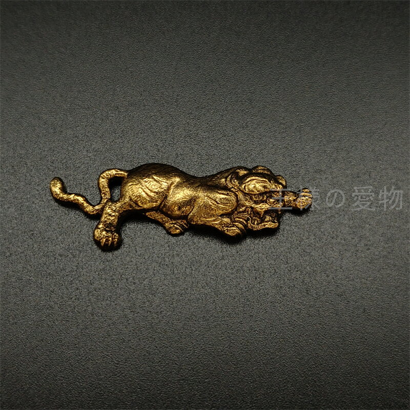 王様の愛物の目貫　猛虎　銅製　細工　日本刀装具　武具　刀剣美術｜アングル3