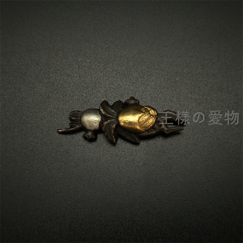 王様の愛物の目貫　柘榴図　ざくろ　銅製　細工　日本刀装具　武具　刀剣美術｜アングル2