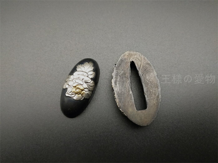 日本刀装具　縁頭　牡丹の図　銅製　絵金銀　刀剣美術　武道具　居合　現代品