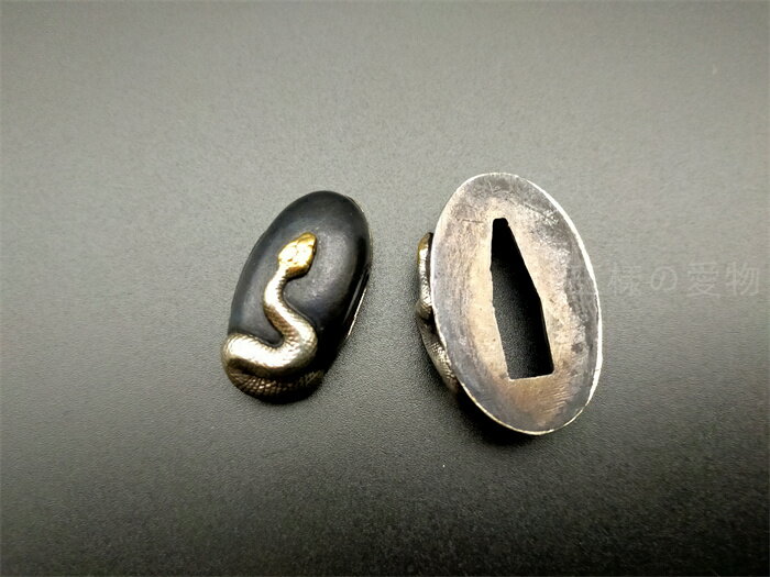 日本刀装具　縁頭　蛇の図　銅製　絵金銀　刀剣美術　武道具　居合　現代品