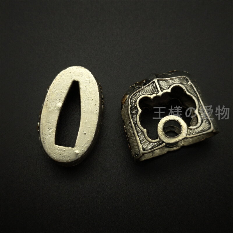 日本刀装具　縁頭　藤紋軍刀拵の図　銀色　銅地　絵金銀　刀剣美術　武道具　居合