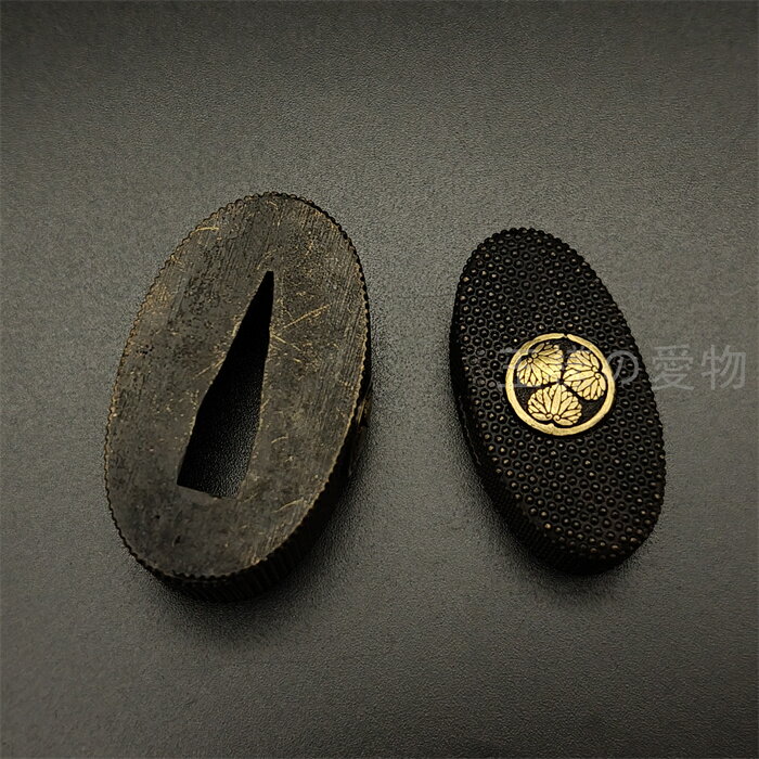 日本刀装具　縁頭　三つ葉葵の図　金工品　魚子地　銅製　フチ　カシラ　刀剣美術