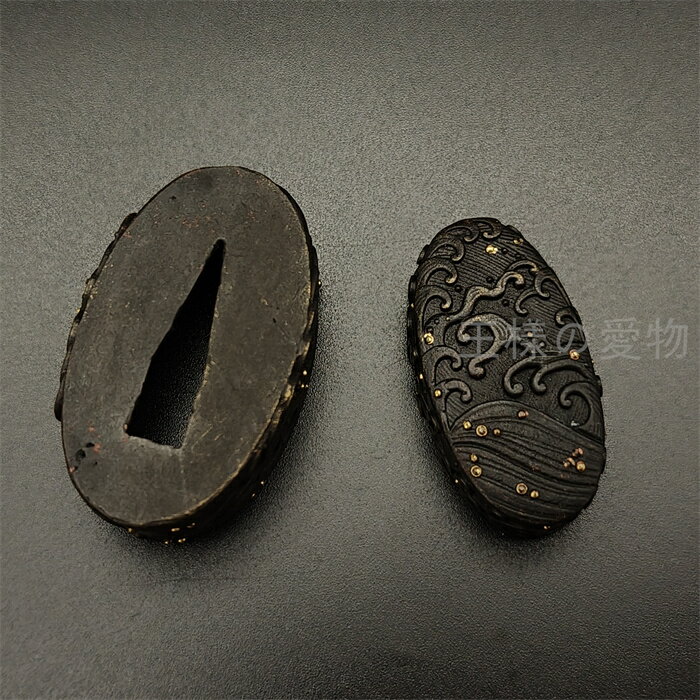日本刀装具　縁頭　海波の図　金工品　魚子地　銅製　フチ　カシラ　刀剣美術