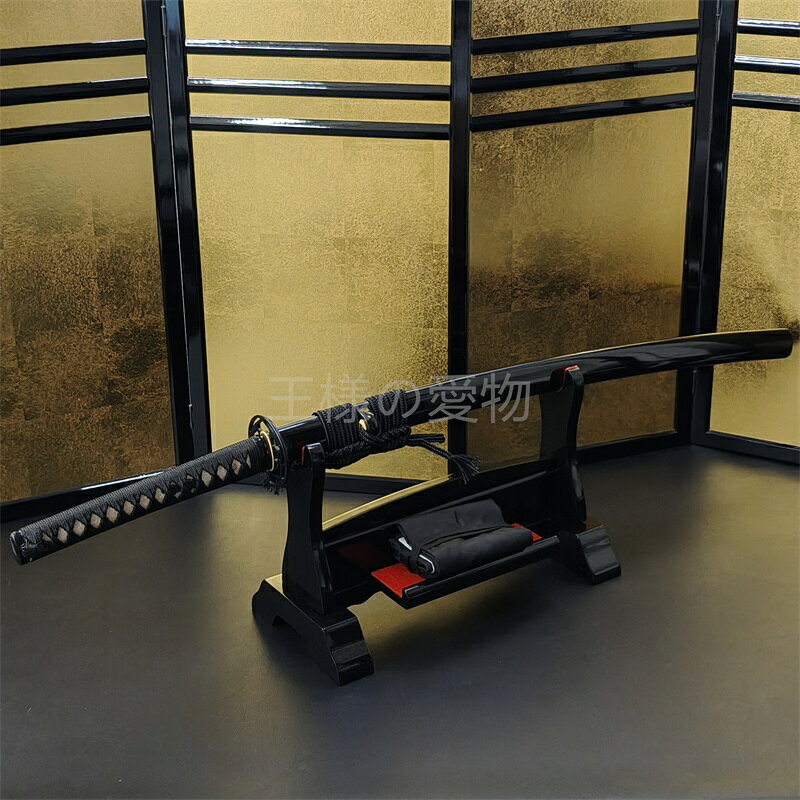 商品情報サイズ：全長　約103CM　　　　柄長　約26CM　　　　刃長　約71.5CM　　　　重さ　約750Gご覧いただきありがとうございます。本製品は木製刀のため、銃刀法に違反しません。商品は木刀、刀袋のセットです。刀掛台は撮影用です。同製品を当店で別途販売しておりますので、ご希望の場合はそちらをご確認ください。画像、サイズ等を確認いただき、ご自身判断で購入いただきますよう、よろしくお願いいたします。商品の状態やサイズなどは、正確にお伝えできない部分があるかもしれません。ご了承ください。サイズについては、個人採寸、個人での写真撮影となっておりますので、ご理解ください。日本刀　模造刀　JPB06　桔梗紋鍔　木製刀　硬木製　黒鉄刀鍔　合金装具　本鮫皮刀柄　居合用　稽古用　コスプレ用　刀剣拵　武道具 木刀 サイズ全長約103CM刀柄長約26CM刃長約71-72CM 5