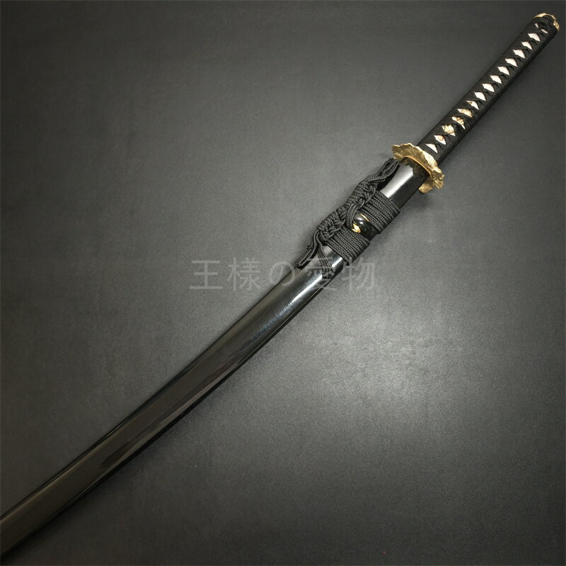 商品情報サイズ、全長約103CM、刀柄長約26CM、刃長約71-72CM木製刀のため、銃刀法に違反しません、ご了承お願いします。銅製装具　木製柄材　本鮫革ご覧いただきありがとうございます。画像、サイズ等を確認いただき、ご自身判断で購入いただきますよう、よろしくお願いいたします。商品の状態やサイズなどは、正確にお伝えできない部分があるかもしれません。こ了承ください。サイズについては、個人採寸、個人での写真撮影となっておりますので、ご理解ください。十分の梱包しますが、材質により運送中には多少損傷になる場合があります、ご了承お願いいたします。日本刀　模造刀　蓮の鍔　銅製装具　木製刀　硬木製　居合練習　コスプレ用　刀剣拵　武道具 木刀 サイズ全長約103CM刀柄長約26CM刃長約71-72CM 5