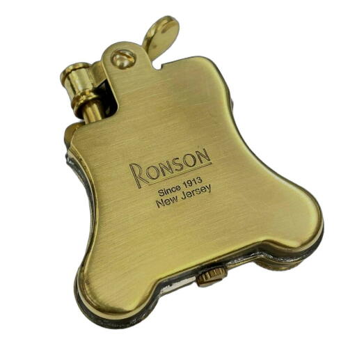 1886年創業者ルイス・V・アロンソンによって設立されたポケットライターの老舗『RONSON』 1928年世界で初めてのワンモーションライター（着火から消火までの操作がワンアクションで出来る）BANJOが発売されました。 RONSONといえば、BANJOと言われるほど世界中にファンが多く存在し、そのメカニカルな構造と独特なフォルムはいまなお色褪せることはありません。 本体サイズ:高さ62×幅49×厚さ12mm 本体重量:58g 素材:真鍮 加工:サテン仕上げ ブラス 点火機構:フリント式 生産国:日本
