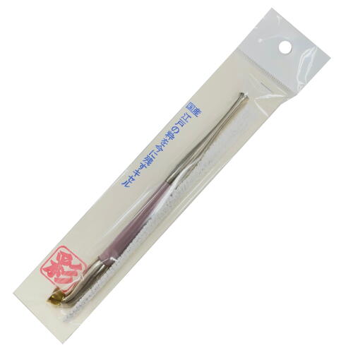 福一 プクイチ 煙管 きせる 彩（アヤ）藤 江戸の粋を今に残す煙管 和風カラーの竹のラオ（竿）を用いたおしゃれなシリーズ 材質・・・竹（竿） サイズ・・・約5寸(約16cm) 原産国・・・日本 ラッピングの場合、リボンはシールタイプとなります。 煙管の材質 雁首、火皿、吸い口については耐久性を持たせるためにその多くが金属製であり 羅宇については、高級品では黒檀なども見受けられますが、圧倒的に竹が多いようです。 このように羅宇が植物性の煙管を「羅宇煙管」と呼びます。 幕末以降には吸い口に草花などの彫刻や鍍金装飾がみられます。 これに対して、全体が金属製の煙管を「延べ煙管」と呼びます。 使用される金属の種類は金、銀、銅、鉄、錫、亜鉛 またはそれらの合金など多様で、鍍金や象嵌を施したものもあります。 また全体が陶製やガラス製のもの（最近のガラスパイプなどとは形状が違う） もあり、中には竹や木でできた簡易煙管もあった。 使用方法 煙草は以下のようにして吸われる。 &nbsp; 細く刻まれた繊維状の刻みタバコを適応な大きさに丸める。 雁首の火皿に丸めたタバコを詰める。 袋物のタバコ入れの中に雁首を突っ込んで詰める人もいる。 煙草盆の炭火に雁首を近づけて火を点ける。 タバコをそっとゆっくり喫う。 タバコが燃え尽きて煙が出なくなったら 煙草盆の灰吹きのふちを軽く叩くなどして灰を落とす。 火皿に灰が残っていたら空吹きをして灰を飛ばす。 火皿一杯で満足できない場合は、1〜6 の繰り返し。 燃え尽きる前の火のついた灰の塊を掌に載せ、それが消える前に新しいタバコを火皿に詰め、掌の燃えさしで着火し、連続して喫煙する人もいる。 煙管の手入れ 紙を捻ったコヨリなどの細い物を管に通してヤニをとる。煙管全体が金属製の場合は、ぬるま湯に浸けおくとふやけてくるので掃除がしやすい。 また、アルコールを流してヤニを取る方法もある。 ------------------------------------------ 【すぐ火が消える】の悩み解消には2度点け推奨 1度点けると葉が盛り上がり、うまく吸えません。 そこで、タンパーなどで平らにならして火を点け直すと 消えにくく火持ちが良くなります。▼▼▼▼▼▼▼▼▼▼▼▼▼▼▼▼▼▼▼▼▼▼▼▼▼▼▼▼▼▼▼▼▼▼たばこ葉はシエンジロリン村本店で販売中。▲▲▲▲▲▲▲▲▲▲▲▲▲▲▲▲▲▲▲▲▲▲▲▲▲▲▲▲▲▲▲▲▲▲
