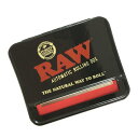 ※メーカー仕様によりデザインが若干変更になる場合があります。 &nbsp; RAW ロー ローリングボックス 79mm 1 1/4用 対応ペーパー：1 1/4 蓋を開け、布にたばことレギュラーサイズの紙とフィルターをセットし 蓋を閉じると同時にたばこが巻かれて出てくる不思議な道具。 ベルト下の穴の位置を変えることでサイズの巻分けができます(レギュラー・スリム) ※メール便なら送料250円 ローラー・ペーパー・フィルター等は、こちら♪ パイプ・キセル・手巻き用の刻み・シャグたばこは、シエンジロリン村本店で販売中。▼▼▼▼▼▼▼▼▼▼▼▼▼▼▼▼▼▼▼▼▼▼▼▼▼▼▼▼▼▼▼▼▼▼刻みタバコ・巻きたばこ については、お問い合わせお願いします。▲▲▲▲▲▲▲▲▲▲▲▲▲▲▲▲▲▲▲▲▲▲▲▲▲▲▲▲▲▲▲▲▲▲