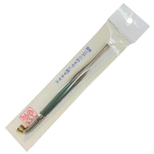 福一 プクイチ 煙管 きせる 彩（アヤ）緑 江戸の粋を今に残す煙管 和風カラーの竹のラオ（竿）を用いたおしゃれなシリーズ 材質・・・竹（竿） サイズ・・・約5寸(約16cm) 原産国・・・日本 ラッピングの場合、リボンはシールタイプとなります。 煙管の材質 雁首、火皿、吸い口については耐久性を持たせるためにその多くが金属製であり 羅宇については、高級品では黒檀なども見受けられますが、圧倒的に竹が多いようです。 このように羅宇が植物性の煙管を「羅宇煙管」と呼びます。 幕末以降には吸い口に草花などの彫刻や鍍金装飾がみられます。 これに対して、全体が金属製の煙管を「延べ煙管」と呼びます。 使用される金属の種類は金、銀、銅、鉄、錫、亜鉛 またはそれらの合金など多様で、鍍金や象嵌を施したものもあります。 また全体が陶製やガラス製のもの（最近のガラスパイプなどとは形状が違う） もあり、中には竹や木でできた簡易煙管もあった。 使用方法 煙草は以下のようにして吸われる。 &nbsp; 細く刻まれた繊維状の刻みタバコを適応な大きさに丸める。 雁首の火皿に丸めたタバコを詰める。 袋物のタバコ入れの中に雁首を突っ込んで詰める人もいる。 煙草盆の炭火に雁首を近づけて火を点ける。 タバコをそっとゆっくり喫う。 タバコが燃え尽きて煙が出なくなったら 煙草盆の灰吹きのふちを軽く叩くなどして灰を落とす。 火皿に灰が残っていたら空吹きをして灰を飛ばす。 火皿一杯で満足できない場合は、1〜6 の繰り返し。 燃え尽きる前の火のついた灰の塊を掌に載せ、それが消える前に新しいタバコを火皿に詰め、掌の燃えさしで着火し、連続して喫煙する人もいる。 煙管の手入れ 紙を捻ったコヨリなどの細い物を管に通してヤニをとる。煙管全体が金属製の場合は、ぬるま湯に浸けおくとふやけてくるので掃除がしやすい。 また、アルコールを流してヤニを取る方法もある。 ------------------------------------------ 【すぐ火が消える】の悩み解消には2度点け推奨 1度点けると葉が盛り上がり、うまく吸えません。 そこで、タンパーなどで平らにならして火を点け直すと 消えにくく火持ちが良くなります。▼▼▼▼▼▼▼▼▼▼▼▼▼▼▼▼▼▼▼▼▼▼▼▼▼▼▼▼▼▼▼▼▼▼たばこ葉はシエンジロリン村本店で販売中。▲▲▲▲▲▲▲▲▲▲▲▲▲▲▲▲▲▲▲▲▲▲▲▲▲▲▲▲▲▲▲▲▲▲