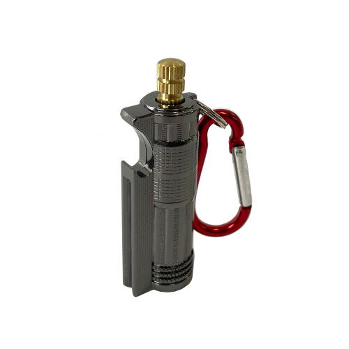 メール便なら送料250円 イムコ オイルマッチ 黒ニッケル IMCO オイルをしみ込ませた芯棒を抜き、サイドのフリントに擦るだけ。 オイルがなくなってもファイヤースターター（火切り石）として 代用できるので焚火の種火作りにも使える。 材質 本体:亜鉛ダイキャスト カラビナ:アルミ 消耗品 オイル 付属品 取扱説明書兼保証書 サイズ 全長約65mm