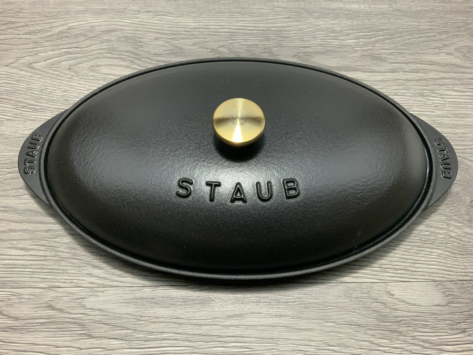 STAUB フィッシュ ホットプレート　31センチ　黒　シャローオーバル ストウブ キッチンツール ホット プレート 鍋 お鍋 ホーロー 琺瑯 ホーロー鍋 ih おしゃれ ih対応 ストゥブ 調理器具 ブランド キッチングッズ キッチン用品 蓋 ふた フタ 蓋付き 蓋つき オーブン 魚