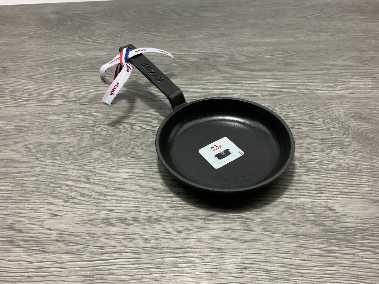 豪華 Staub ミニフライパン ブラック ミニシリーズ 12 Cm 黒 ストウブ キッチンツール 卓上 フライパン 鍋 お鍋 ホーロー 琺瑯 ホーロー鍋 Ih おしゃれ Ih対応 ストゥブ 調理器具 ブランド キッチングッズ キッチン用品 オーブン 全商品オープニング価格特別価格 豪華 Staub ミニフライパン ブラック ミニシリーズ 12 Cm 黒 ストウブ キッチンツール 卓上 フライパン 鍋 お鍋 ホーロー 琺瑯 ホーロー鍋 Ih おしゃれ Ih対応 ストゥブ 調理器具 ブランド キッチングッズ キッチン用品 オーブン 全商品オープニング価格特別価格