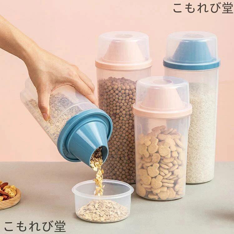 【カラー】 ピンク、ブルー ピンク1000ml、ブルー1000ml、ピンク1500ml、ブルー1500ml 素材：PP 原産国 : 中国 【この商品について】 【フードストッカー】湿気を防ぎ、効果的に配給が濡れるのを防ぐことができ、湿気や臭いの漏れを防ぐことができ、給餌の目安として計量カップが付属しています。このフードボックスはペットフードを保存しやすいです。 【高品質素材】食品グレードのPP素材で作られ、従来の製品より安全で無毒です。ペットの安全のために、このペットフード容器を強くお勧めします。 【幅広い用途】ご飯、穀物、ナッツ類、スナック類などを保存するのは家族にとって理想的な選択です。ドッグフードやキャットフード、小動物のフード保管にも最適です。 【計量カップ付・給食便利】ペットの餌が分かりやすい計量カップ付きて、給食に便利で正確です。容器は透明なので、中身の残量が簡単に確認できます。 【鮮度・防湿】 ダブルゴム製リンク設計により、フード保存容器の密閉性が向上になります。強力な防漏性により、防湿性が向上になります。ペットフードは湿気のためにカビが生えることが心配しませんよ。 【特徴】 ペットフードの保存に便利なプラスチック製のフードストッカーです。フタの内側にはパッキンが付いているので、湿気やニオイ漏れの防止になり、フードを与える目安になる計量カップも付属。 【見える化デザイン】 シンプルなデザインで、どんなお部屋にもマッチします。また透明なので、中身の残量が簡単に確認できます。フード補充忘れの心配無しです。省スペース設計より、冷蔵庫に入れて可能です。 【丈夫・耐久性いい】 アップデート高品質素材ので、丈夫で長持ちします。いたずらなペットは前足で叩いても開けられません。地面に食べ物が散らばることは全然ありません。 ※簡易包装となりますのでご理解の程よろしくお願いします。 ※手動測定による1・3cmの測定偏差を許容してください。 ※モニターや光の効果が異なるため、実際の色は写真の色と若干異なる場合があります。 ※仕様・デザインは改良のため予告なく変更することがあります。【カラー】 ピンク、ブルー ピンク1000ml、ブルー1000ml、ピンク1500ml、ブルー1500ml 素材：PP 原産国 : 中国 【この商品について】 【フードストッカー】湿気を防ぎ、効果的に配給が濡れるのを防ぐことができ、湿気や臭いの漏れを防ぐことができ、給餌の目安として計量カップが付属しています。このフードボックスはペットフードを保存しやすいです。 【高品質素材】食品グレードのPP素材で作られ、従来の製品より安全で無毒です。ペットの安全のために、このペットフード容器を強くお勧めします。 【幅広い用途】ご飯、穀物、ナッツ類、スナック類などを保存するのは家族にとって理想的な選択です。ドッグフードやキャットフード、小動物のフード保管にも最適です。 【計量カップ付・給食便利】ペットの餌が分かりやすい計量カップ付きて、給食に便利で正確です。容器は透明なので、中身の残量が簡単に確認できます。 【鮮度・防湿】 ダブルゴム製リンク設計により、フード保存容器の密閉性が向上になります。強力な防漏性により、防湿性が向上になります。ペットフードは湿気のためにカビが生えることが心配しませんよ。 【特徴】 ペットフードの保存に便利なプラスチック製のフードストッカーです。フタの内側にはパッキンが付いているので、湿気やニオイ漏れの防止になり、フードを与える目安になる計量カップも付属。 【見える化デザイン】 シンプルなデザインで、どんなお部屋にもマッチします。また透明なので、中身の残量が簡単に確認できます。フード補充忘れの心配無しです。省スペース設計より、冷蔵庫に入れて可能です。 【丈夫・耐久性いい】 アップデート高品質素材ので、丈夫で長持ちします。いたずらなペットは前足で叩いても開けられません。地面に食べ物が散らばることは全然ありません。 ※簡易包装となりますのでご理解の程よろしくお願いします。 ※手動測定による1・3cmの測定偏差を許容してください。 ※モニターや光の効果が異なるため、実際の色は写真の色と若干異なる場合があります。 ※仕様・デザインは改良のため予告なく変更することがあります。