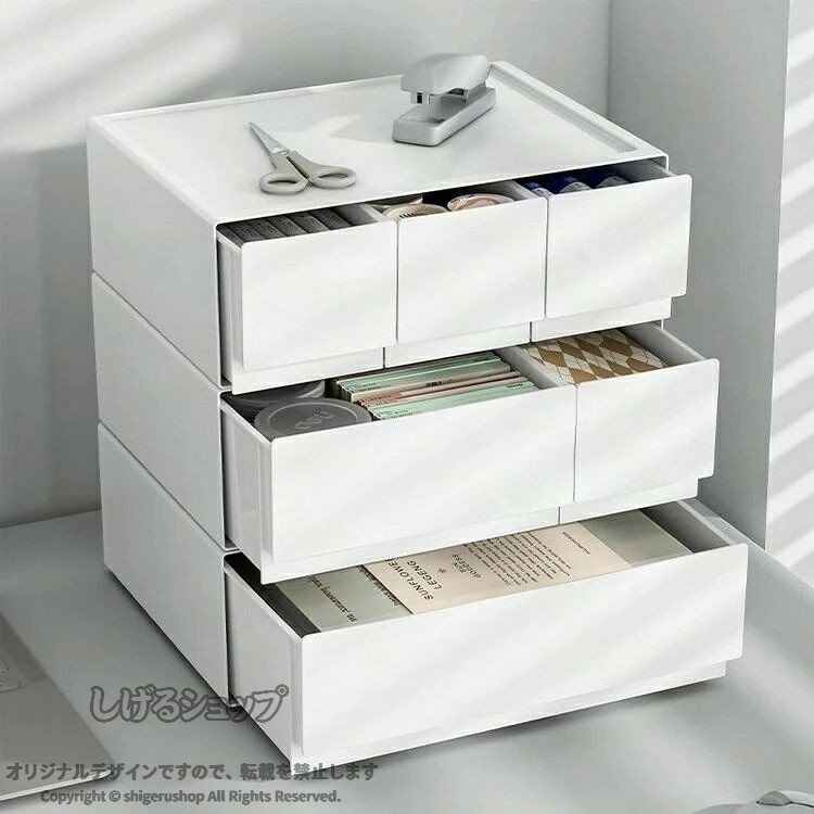 【商品コード】：y813447 【カラー】 ホワイト 仕様：1段【引き出し1つ】、1段【引き出し2つ】、1段【引き出し3つ】、3段 材質：ポリプロピレン 原産国 : 中国 【この商品について】 【商品仕様】 ポリプロピレン材質を採用しており、防潮、防虫、防カビ、防湿の効果があります。耐久性も優れ、耐荷重も優れおり、長く使えます。 【小物収納】小物や化粧品などを整理できる収納ボックスです。物や場所に合わせて自由にカスタマイズし、使い勝手の良い収納コーナーを作ることができます。シンプルだけどおしゃれ、様々なお部屋の雰囲気に合わせられます。 【分類収納】レターケースとして卓上の書類、ブック、ファイル、リモコン、携帯電話、消しゴムなどの文房具収納にも最適です、クリーム、口紅、化粧水などの化粧品を簡単に分類して収納できます。 【積み重ね可能】積み重ね可能な分別型収納ケースで賢く整理・整頓できていると心が落ち着き、仕事の効率がアップします。デスクの上で場所を取らない卓上収納ケースです。デスク周りの小物等の整理・収納に最適です。 【適用シーン】どんな場所にも置ける小ぶりなサイズ。事務所の文房具収納はもちろん、洗面所やパントリーなど狭い場所にもぴったりです。オフィス、書斎、寝室、リビング、学校、子ども部屋など様々な場所でお気楽にお使えます。学生にも、ビジネスマンにも良い収納ボックスです。 ※簡易包装となりますのでご理解の程よろしくお願いします。 ※手動測定による1・3cmの測定偏差を許容してください。 ※モニターや光の効果が異なるため、実際の色は写真の色と若干異なる場合があります。 ※仕様・デザインは改良のため予告なく変更することがあります。
