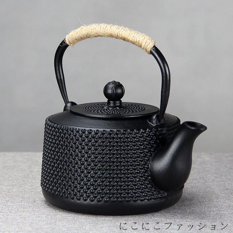 【鉄瓶】【800ml〜1200ml】【直火 IH対応】【茶こし付】お茶を好きな人のために、生まれった鉄瓶。鉄瓶を直火にかけると鉄分が溶け出し水が柔らかな味になることにくわえ、鉄瓶の内側に水道水に含まれるカルキが吸着され、お湯をより美味しく楽しむことができます。手に触れる部分には麻の紐を用いることで、使いやすさはもちろん、鉄瓶の古臭いイメージを払拭したモダンなデザインとなりました。また麻の紐ハンドルを採用、やけどを避けてケトルを素手で掴むことができます。底部は熱伝導率を高めるフラット形状で、IH調理器の使用に最適な底面積を確保。電磁調理器(IH)、ガス火、直火、セラミックヒーターに対応。普段使いだけでなく、新築?引越し?結婚式などにも喜ばれる「スマート」ギフトとしても◎ サイズ 茶こし付 サイズについての説明 容量：800ml 850ml 900ml 1000ml 1200ml 素材 鋳鉄 色 800ml A-850ml B-850ml 900ml 1000ml 1200ml 備考 ●サイズ詳細等の測り方はスタッフ間で統一、徹底はしておりますが、実寸は商品によって若干の誤差(1cm〜3cm )がある場合がございますので、予めご了承ください。 ●製造ロットにより、細部形状の違いや、同色でも色味に多少の誤差が生じます。 ●パッケージは改良のため予告なく仕様を変更する場合があります。 ▼商品の色は、撮影時の光や、お客様のモニターの色具合などにより、実際の商品と異なる場合がございます。あらかじめ、ご了承ください。 ▼生地の特性上、やや匂いが強く感じられるものもございます。数日のご使用や陰干しなどで気になる匂いはほとんど感じられなくなります。 ▼同じ商品でも生産時期により形やサイズ、カラーに多少の誤差が生じる場合もございます。 ▼他店舗でも在庫を共有して販売をしている為、受注後欠品となる場合もございます。予め、ご了承お願い申し上げます。 ▼出荷前に全て検品を行っておりますが、万が一商品に不具合があった場合は、お問い合わせフォームまたはメールよりご連絡頂けます様お願い申し上げます。速やかに対応致しますのでご安心ください。