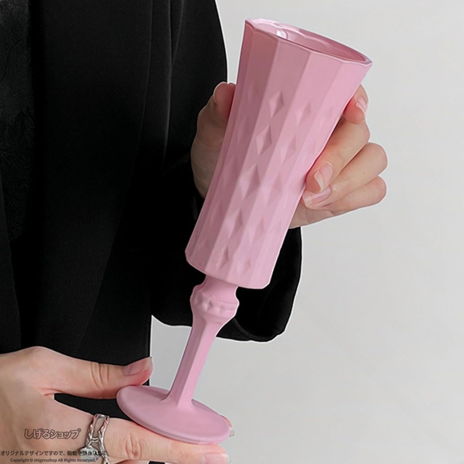 　　　-------商品詳細-------お好みのドリンクを慎重に保持し、どんな家にも美しくマッチします。お気に入りの夏や春のドリンクと合わせましょう。誕生日、記念日、バレンタインデー、愛、旦那様ボーイフレンド、ご自宅、歓迎のギフトなど、あらゆる場面に最適なギフトです。ガラスのおかげで、このグループのガラスは非常に耐久性があり、機械的損傷に強いだけでなく、美しい外観も備えています。キットは食器洗い機で洗うことができます。手にぴったりとフィットするように曲げて、持ちやすく回転させやすくします。お気に入りの白、赤、ロゼのワイン、カベルネソーヴィニョン、メルロー、シャルドネ、ピノノワール、シャンパンを飲みましょう。バー、パーティー、家族、レストラン、ホテル。彼女はユニークなものを好きならば、これは驚くべきことであり、完全なギフトです。クリスマス、新年のための理想的な、など誕生日、バレンタインデー、母の日、記念日には、愛のような興味深い贈り物は彼女を鼓舞します。 【原産国／製造国: 中国】 .シャンパングラス ガラス 150ml カクテルグラス ゴブレット モヒートカップ ドリンクカップ ジョッキ ビール ジュース ワイングラス シャンパンカップ シャンパングラスセット 耐熱 おしゃれ 業務用 高級 軽量 プレゼント 結婚式 パーティー シンプル スタイリッシュ カフェ レストラン ホテル 居酒屋 飲食店 業務用 ダイニングルーム 多用途用 透明グラス ロングテールキーワードを活用し、人気の飲食店向け商品としてセールやランキング入りも見込めます。。 指定された配送時間は承っておりません。【つぼつぼ楽天市場店】