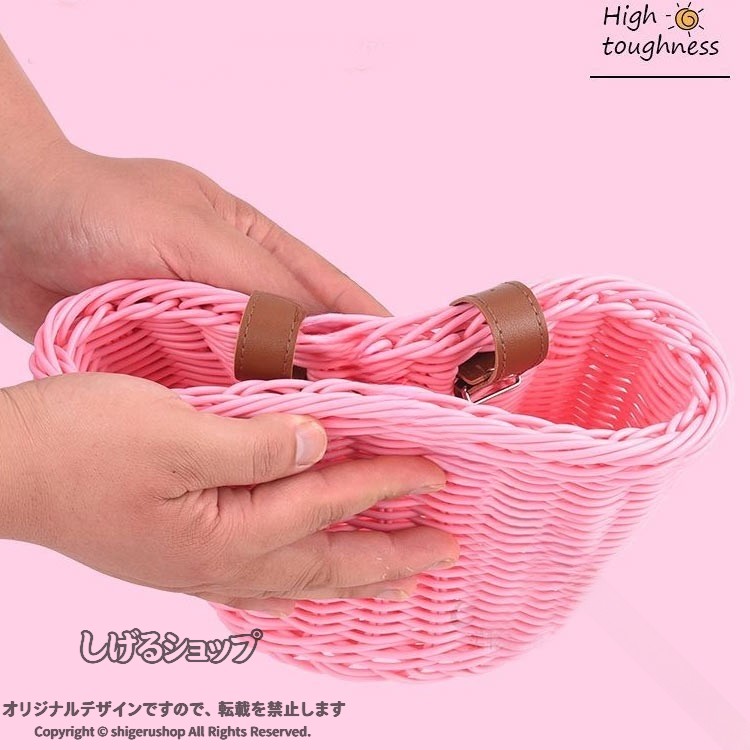 S/L!子供用自転車フロントバスケットナチュラルな雰囲気のかごです。子供用自転車やキックボードに取り付けできる、おしゃれなバスケット。子供用自転車・バランスバイク・キックスクーター等に取り付け可能な前かごです。軽くて耐久性がある素材を使用しています。レザーベルトを巻くだけで簡単に取り付けられます。子供用の遊具にぴったりなミニサイズのラタンバスケットです。サイズ固定ベルト付きサイズについての説明S:20x16.5x15.5cm L:23x19x17.5cm ※サイズ表の実寸法は商品によって1-2cm程度の誤差がある場合がございます。素材PP色Sホワイト Sピンク Sブラック Sブルー Sブラウン Lホワイト Lピンク Lブルー Lブラウン備考●サイズ詳細等の測り方はスタッフ間で統一、徹底はしておりますが、実寸は商品によって若干の誤差(1cm〜3cm )がある場合がございますので、予めご了承ください。●製造ロットにより、細部形状の違いや、同色でも色味に多少の誤差が生じます。●パッケージは改良のため予告なく仕様を変更する場合があります。▼商品の色は、撮影時の光や、お客様のモニターの色具合などにより、実際の商品と異なる場合がございます。あらかじめ、ご了承ください。▼生地の特性上、やや匂いが強く感じられるものもございます。数日のご使用や陰干しなどで気になる匂いはほとんど感じられなくなります。▼同じ商品でも生産時期により形やサイズ、カラーに多少の誤差が生じる場合もございます。▼他店舗でも在庫を共有して販売をしている為、受注後欠品となる場合もございます。予め、ご了承お願い申し上げます。▼出荷前に全て検品を行っておりますが、万が一商品に不具合があった場合は、お問い合わせフォームまたはメールよりご連絡頂けます様お願い申し上げます。速やかに対応致しますのでご安心ください。自転車 前かご ラタンバスケット 前掛 Sホワイト Sピンク Sブラック Sブルー Sブラウン Lホワイト Lピンク Lブルー Lブラウン .自転車の前かごやラタンバスケット、前掛けカゴ、前カゴ、ナチュラル素材、子供用バランスバイク用、キックバイク、キックボード、キックスクーター用のフロントバスケットです。装着簡単でミニサイズの編み上げデザインが特徴。軽量で耐久性があり、おしゃれでシンプルな自転車バスケットとして通勤や通学、街乗りに最適。荷物かご、収納バスケットとしても使え、バイクアクセサリーや自転車アクセサリーとして人気の商品。おすすめ商品でランキング入りのセール対象品です。ギフトやプレゼントにも喜ばれます。。 指定された配送時間は承っておりません。