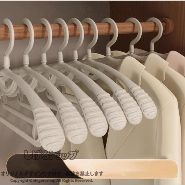 まとめ買い 洗濯ハンガー アイデア ピタッと滑らない Yシャツ 洋服 洗濯物干し 頑丈 丈夫 スーツ 引っ越し 新生活 すべり落ち防止 ネクタイストッパー 洋服ハンガー 紳士 整理洗濯用 ネクタイ クローゼット 帽子 雑貨 紳士用 便利 持ち運び 旅行 出張 キャンプ 大人用軽量なのに丈夫な材質です。傾けてもピタっとキープ！すべらない★場所をとらず、収納力アップ♪注意事項：◆お品物の色合いは撮影環境、PCパソコンの環境により、若干異なる場合がございますので、予めご了承してください◆生産中細かな汚れ・傷・ほつれ等が発生する場合がございます。◆のにより、細部のデザイン・素材等が予告なく変更される場合が御座います。◆人工測量のため、サイズは1-3cmの誤差がありますので、気にするお客様はご購入をお控えください。 【原産国／製造国: 中国】 .ハンガー 肩跡つかない 滑りにくい 軽量 収納 便利 セット 洗濯 人体型 型崩れ防止 省スペース 折れない 抗菌 耐久性 強化 多機能 衣類収納 洋服掛け 衣替え コート ジャケット Tシャツ スリム 折り畳み 速乾 衣類ケア 衣類保護 省場所 衣類整理 収納グッズ おすすめ 人気 セール ランキング 便利グッズ 省スペース収納 衣類ハンガー 洗濯ハンガー 肩幅調整可能 洋服保護型 洗濯物干し用ハンガー。 指定された配送時間は承っておりません。【ピュアプラス】
