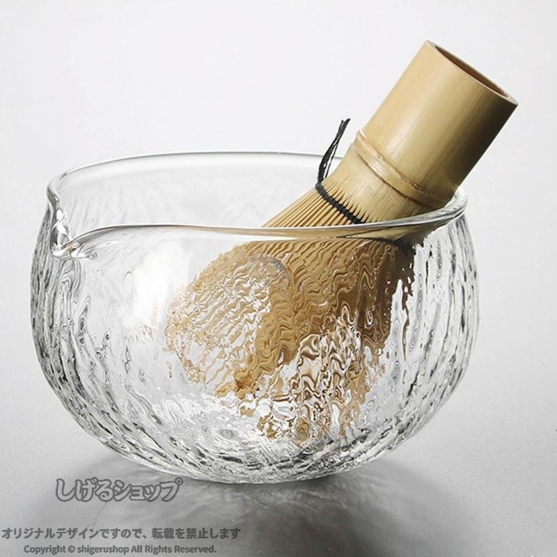 説明:高ホウケイ酸ガラス、耐熱性と防爆性、透明度が高く、寒さにも暑さにも耐え、あらゆる季節に適しています。高温、低温耐性、傷に強く、耐久性があり安全、電子レンジや食器洗い機に適しています。滴り落ちない注ぎ口を備えた特別設計で、滴り落ちを防ぐためにスムーズに水を注ぎます。ミニマルなデザインの抹茶ボウル。注ぎ口付きのボウルで、質感のあるデザインが、おいしい飲み物や食べ物を注ぐのをはっきりと見ることができる素晴らしい感覚を与えます。抹茶、ハーブティー、紅茶、緑茶、プーアル茶に適しており、コーヒーや乳製品の抽出にも使用できます。仕様:容量: 500ml材質: 高ホウケイ酸ガラスサイズチャート:直径: 11cm/4.33インチ高さ: 7.2cm/2.83インチパッケージに含まれるもの:テクスチャーガラス抹茶碗 1個注意:手動測定とモニターの違いにより、若干の誤差が生じる場合があります。※本製品は、電波法令で定められている技術基準に適合していることを証明する技適マークが貼付されていない無線機器であり、日本国内で使用する場合は、電波法違反になる恐れがございます.ご使用の際には、十分ご注意下さいますようお願いいたします. 【原産国／製造国: 中国】 .抹茶碗 注ぎ口付 茶碗 家庭用抹茶碗は茶器 茶道具 和食器 日本製 陶器 手作り 茶席 茶道 茶室 茶の湯 緑茶 抹茶 茶道体験 茶会 ギフト プレゼント 贈り物に最適。おすすめ 人気 抹茶碗セット 抹茶用食器 抹茶茶碗 茶器セット 茶道具セット 茶道用品 抹茶器 抹茶茶器 抹茶道具 緑茶器 緑茶用碗 和風食器 抹茶体験用 食器セット 伝統工芸品 和モダン 食卓用 美濃焼 京都産 日本伝統 和菓子と共に 楽天セール 楽天ランキング入賞商品 使いやすい 注ぎ口付き 使い勝手良好 おしゃれで実用的 茶道初心者から上級者まで幅広く対応 茶会用に最適。。 指定された配送時間は承っておりません。【ツボラボ】